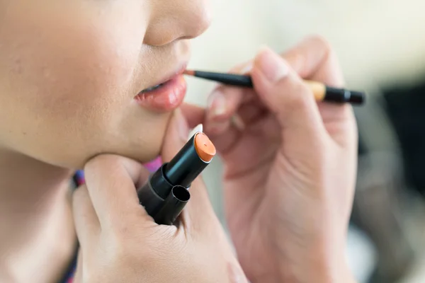 Lápiz labial naranja de maquillaje con cosméticos para mujer — Foto de Stock