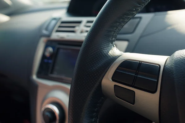 Bouton de commande à blanc sur le volant de voiture utilisé pour l'icône placée — Photo