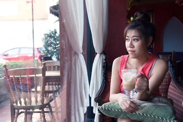 Mulher beber um café quente no café — Fotografia de Stock