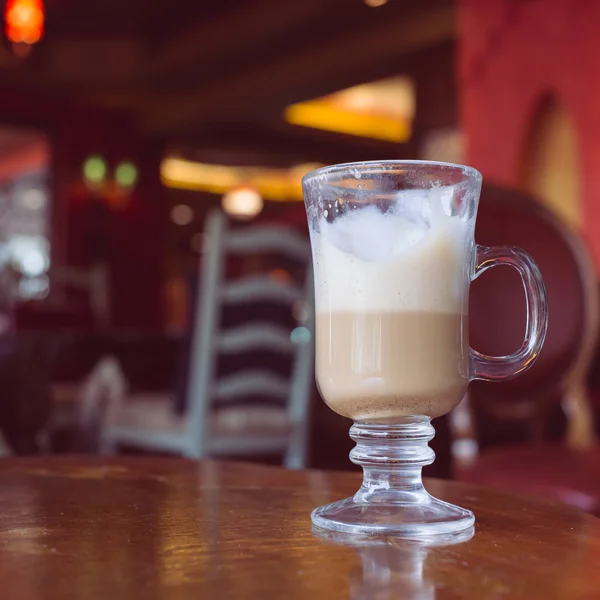 Café latte na mesa de madeira — Fotografia de Stock