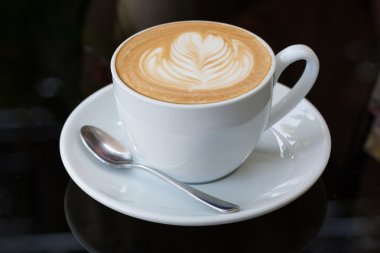 latte sanat ile kalp beyaz bir fincan sıcak kahve latte