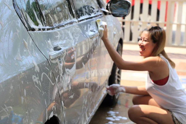 Happy woman washing car — Stock Photo, Image