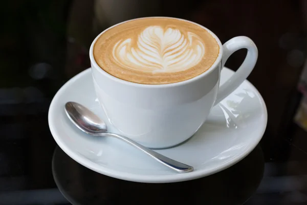 Café con leche caliente, latte arte con corazón en una taza blanca — Foto de Stock