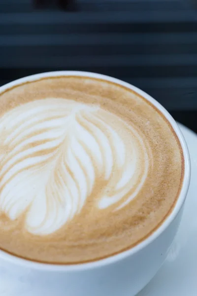 Kopi panas latte, latte seni dengan hati dalam cangkir putih — Stok Foto