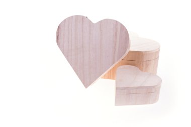 kalp ahşap kutu seviyorum izole üzerinde beyaz arka plan