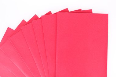 Beyaz arka plan üzerinde izole kırmızı zarf