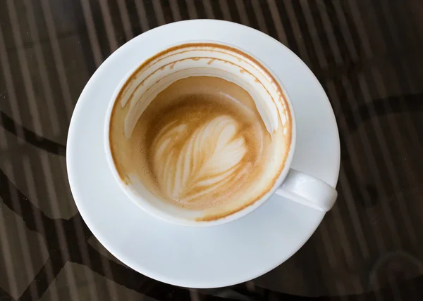 Café con leche caliente en una taza blanca — Foto de Stock