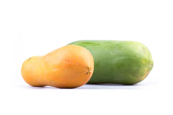 Zralé papája ovoce izolované na bílém pozadí — Stock fotografie