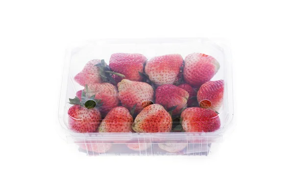 Fruits juteux à la fraise dans un emballage en sac plastique isolé — Photo