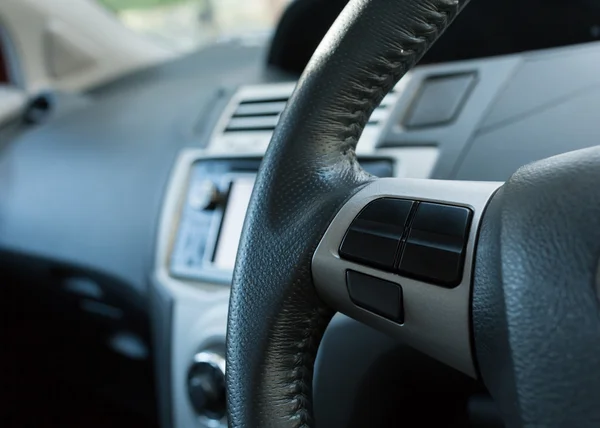 Bouton de commande à blanc sur le volant de voiture utilisé pour l'icône placée — Photo