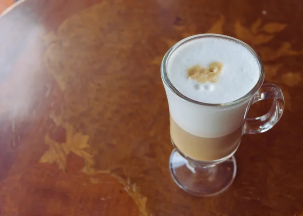 Kaffe latte på bord av trä — Stockfoto
