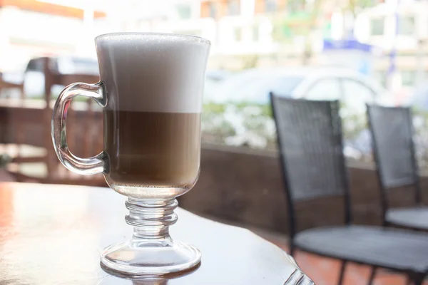 Café latte na mesa de madeira — Fotografia de Stock