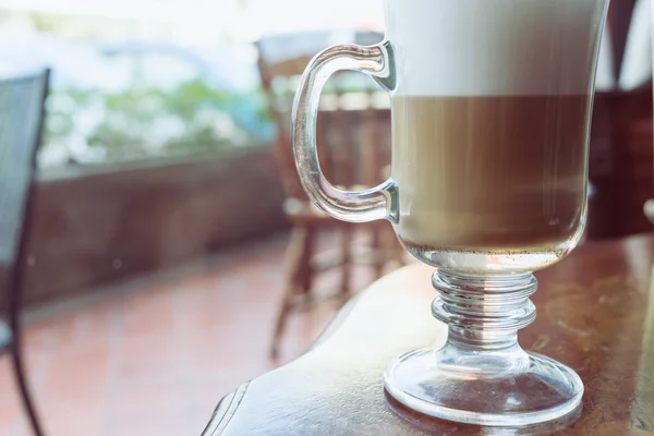 Café latte na mesa de madeira — Fotografia de Stock