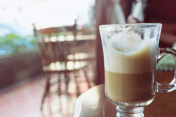 Café latte na mesa de madeira — Fotografia de Stock