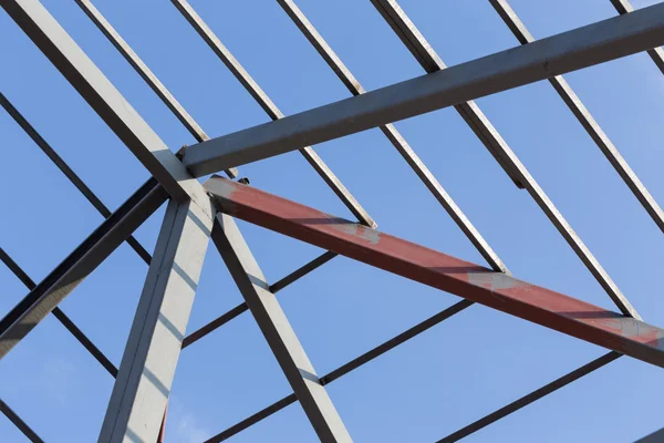 Stalen balken dakconstructie truss residentieel gebouw — Stockfoto