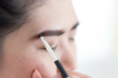 Makyaj güzellik ile fırça kaş güzel kadın