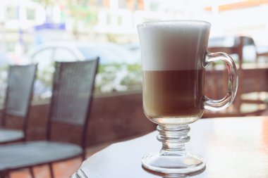 ahşap masa üzerinde kahve latte