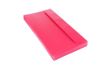 Hediye için beyaz arka plan üzerinde izole kırmızı zarf