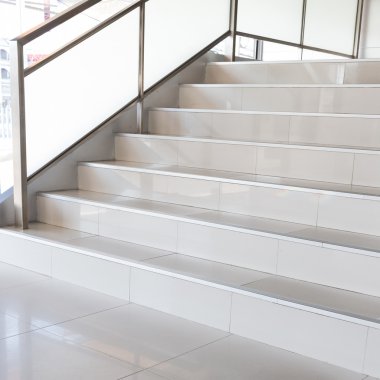 Beyaz modern ofis merdivenlerde