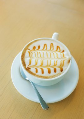 Karamel macchiato ahşap masa kahve bardak sıcak