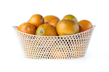 Beyaz arka plan üzerinde izole turuncu meyve sepeti,