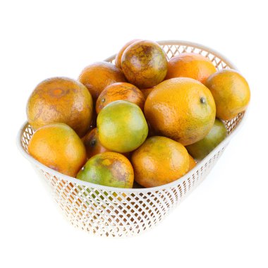 Beyaz arka plan üzerinde izole turuncu meyve sepeti,