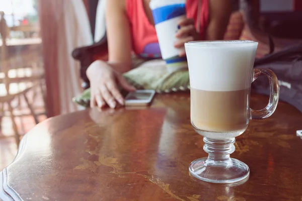 Café latte sur table en bois — Photo