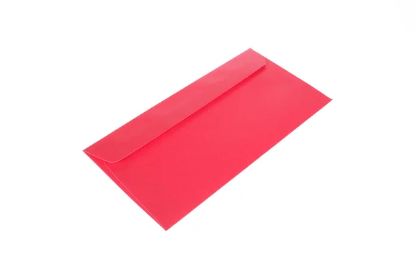 Красный конверт изолирован на белом фоне для подарка — стоковое фото