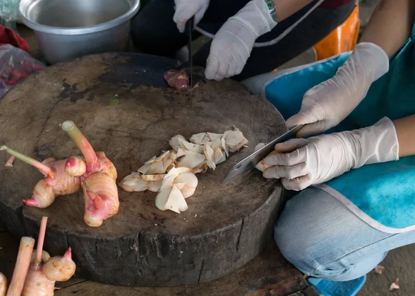 Chef tranché légumes racines de gingembre à base de plantes avec cuisson des ingrédients — Photo