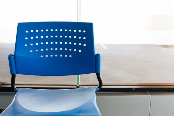 客户等候区排的蓝色座位在办公室 — 图库照片