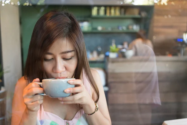 Menina bonita beber café quente ou chá no café, modelo de mulheres da Ásia — Fotografia de Stock