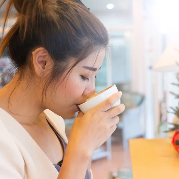 Bella ragazza che beve caffè caldo o tè in caffè, modella asiatica donne — Foto Stock