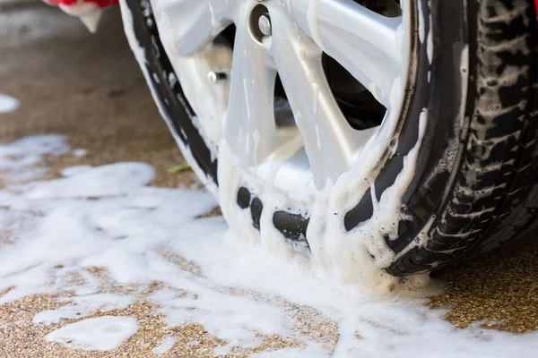 Lavaggio auto con sapone, servizio di pulizia auto — Foto Stock