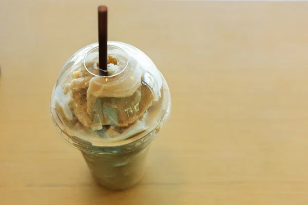 Frappe kopi es disajikan di atas meja kayu — Stok Foto
