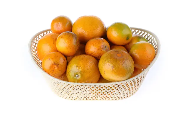 Fruta naranja en cesta, aislada sobre fondo blanco —  Fotos de Stock