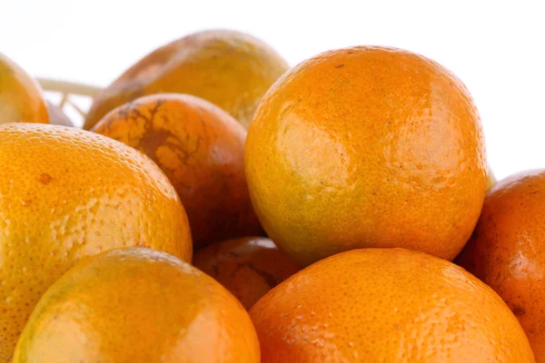 Fruta laranja em cesta, isolada sobre fundo branco — Fotografia de Stock