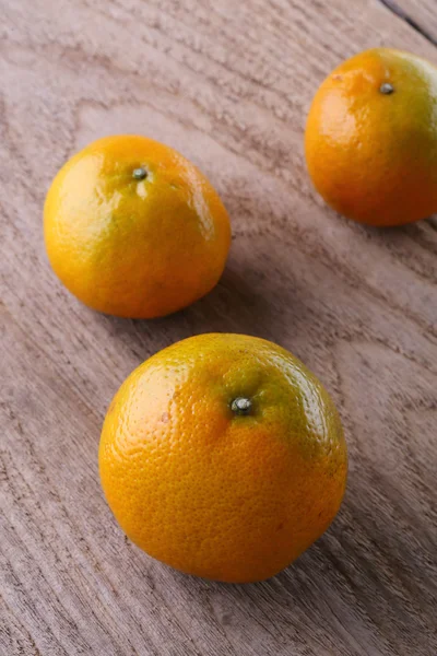 Orangen Früchte auf braunem Holztisch — Stockfoto