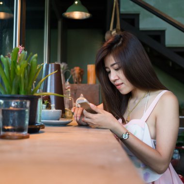 Cafe kahve dükkanında bir cep telefonu kullanarak kadın yaşam tarzı