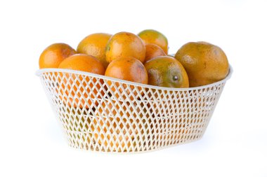 Beyaz arka plan üzerinde izole turuncu meyve sepeti,