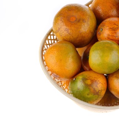 Beyaz arka plan üzerinde izole turuncu meyve sepeti,