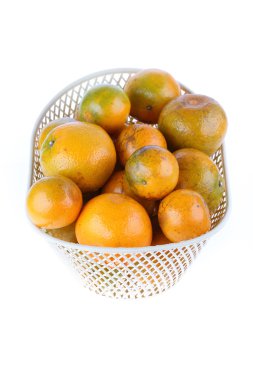Beyaz arka plan üzerinde izole turuncu meyve sepeti,