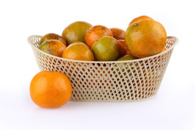 Beyaz arka plan üzerinde izole turuncu meyve sepeti,
