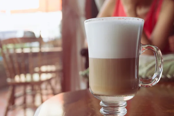 Kaffee-Latte auf Holztisch — Stockfoto