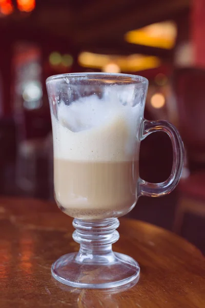 Kaffee-Latte auf Holztisch — Stockfoto