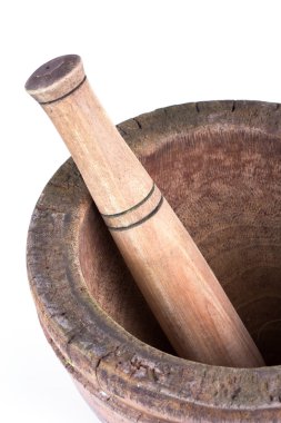 Tahta havan ve tokmak beyaz zemin üzerinde izole