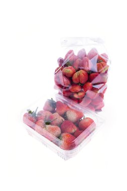 plastik torba ambalaj izole çilek sulu meyve