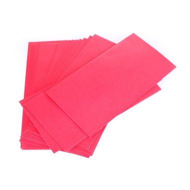 Hediye için beyaz arka plan üzerinde izole kırmızı zarf