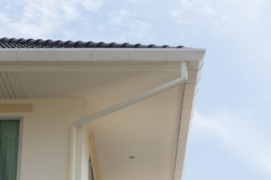 evin çatı üst üzerinde oluk