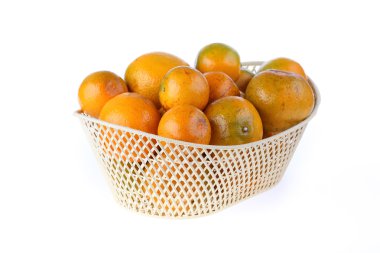 Beyaz arka plan üzerinde izole turuncu meyve sepeti,