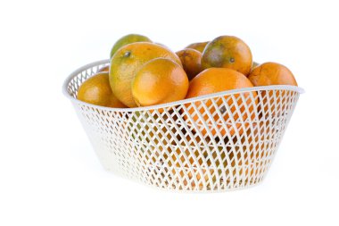 Beyaz arka plan üzerinde izole turuncu meyve sepeti,